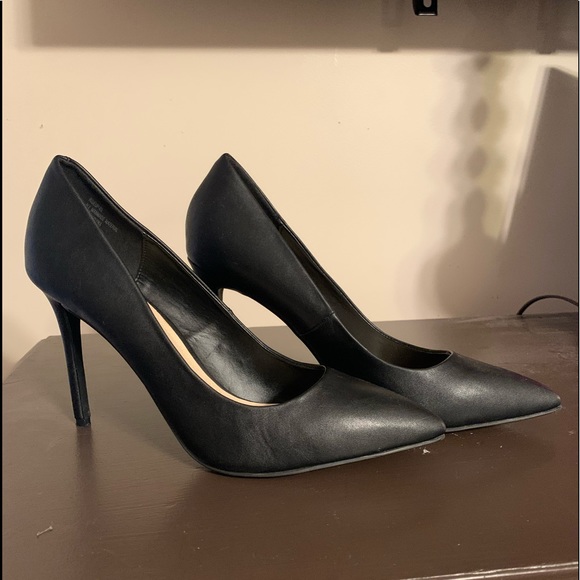 Pointed toe pump - Picture 2 of 2